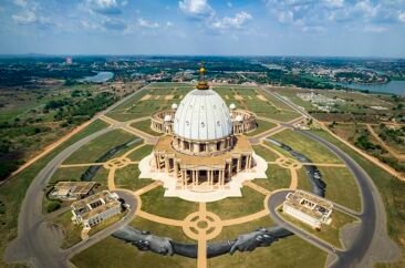 Basilica_of_Our_Lady_of_Peace_of_Yamoussoukro.